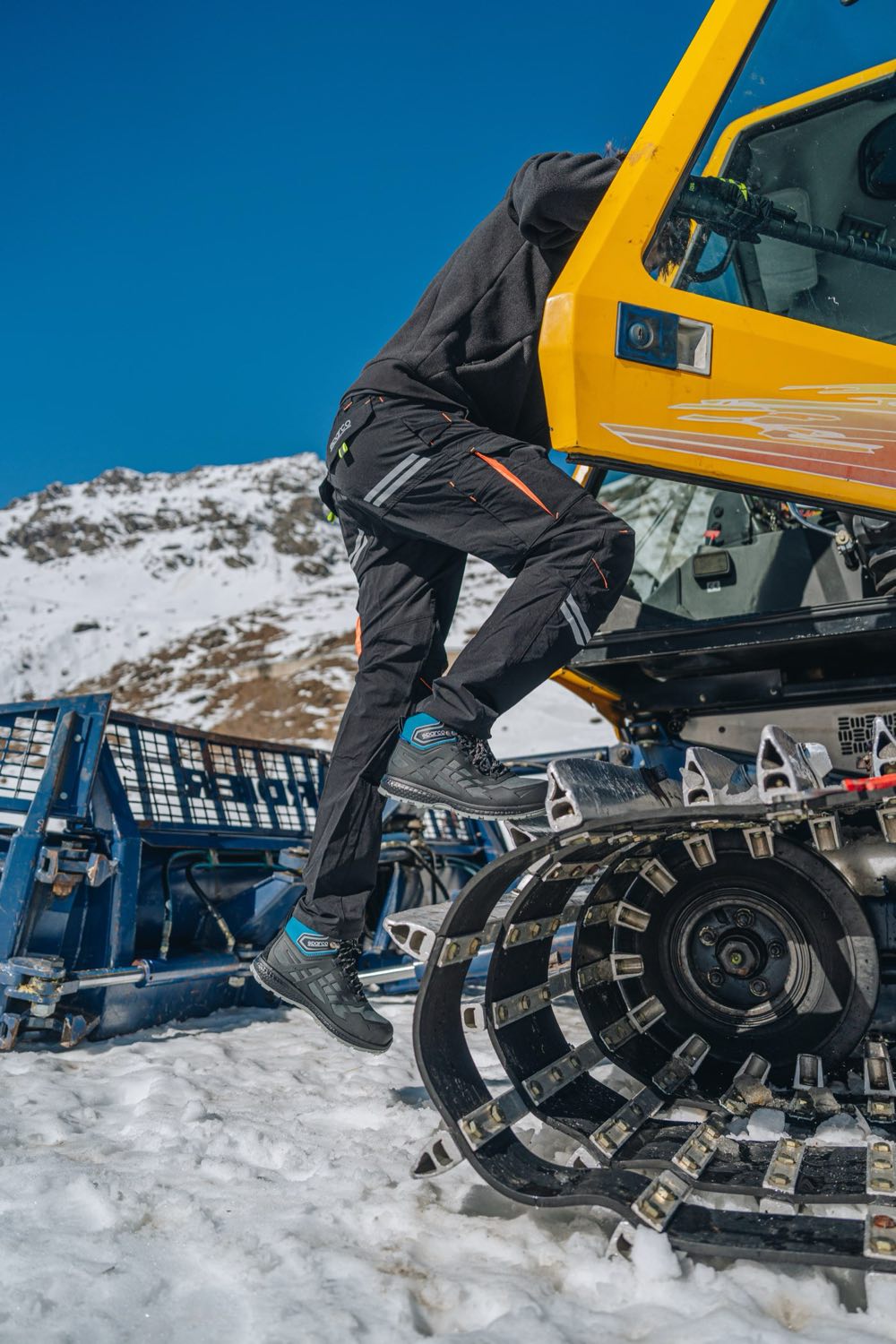 Sparco werkschoenen in de sneeuw