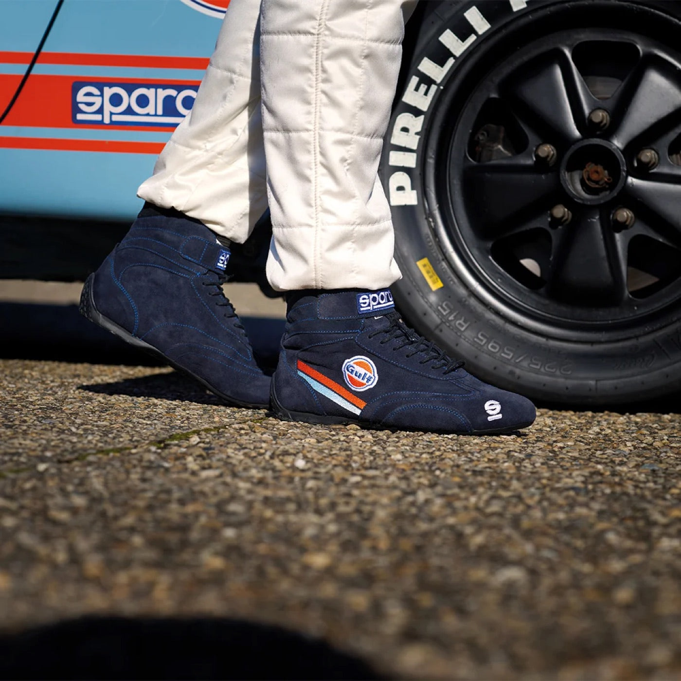 Gulf raceschoen bij een klassieke racewagen