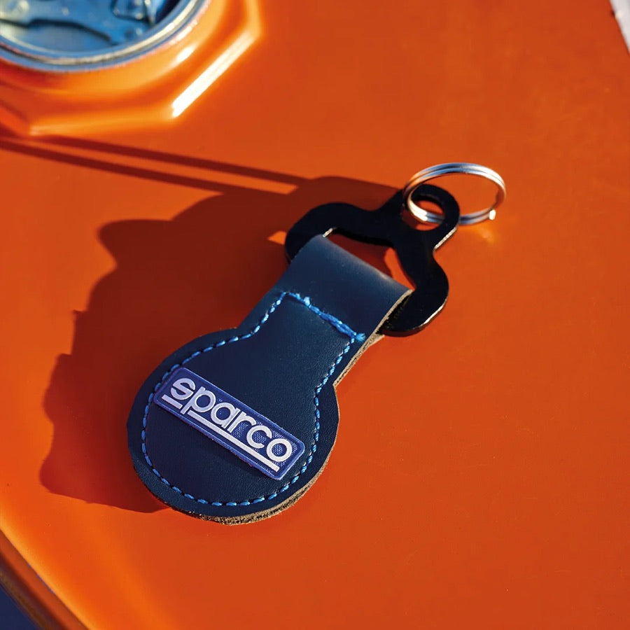 Sparco sleutelhanger op een Gulf jerrycan